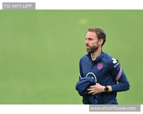 莱纳担任后卫角色为球队防线增添坚固保障的关键作用解析