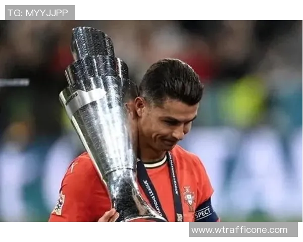 足坛焦点著名球星因激烈犯规遭红牌罚下引发全场热议