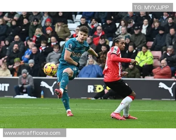 从街头少年到绿茵传奇：一位足球球星的转会之路与蜕变故事